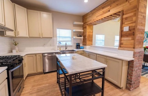 Central Oklahoma City Maison | Spacious 4-bedroom house in charming Oklahoma City with AC, WiFi