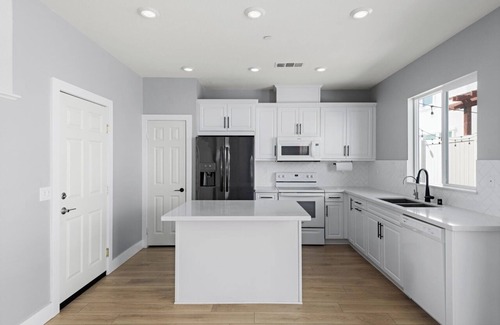 Valley Center Maison | Spacious 4-Bedroom Retreat with AC & WiFi in Scenic Valley Center