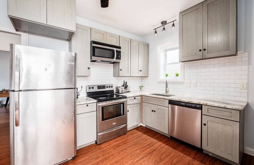Olde Towne East Maison | Spacious 4-bedroom 3 baths in 2 story townhome in Old Towne East w/ Game Room