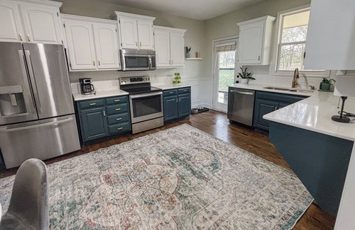 Cleveland Maison | Spacious 4-Bedroom 3 Acre Fence County Home in Cleveland MO!