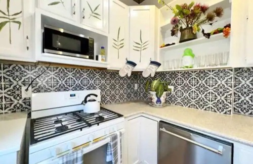 Industry Appartement | Spacious 4-bedroom apartment in welcoming Union City-zebra