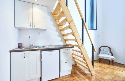 Palace District Appartement | Spacious 4-bedroom apartment in fabulous Budapest with WiFi
