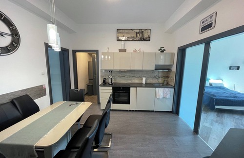 Inner City Budapest Appartement | Spacious 4-bedroom apartment with WiFi, AC in the Heart of Budapest