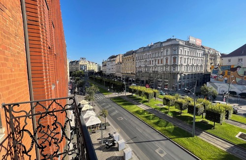 Inner City Budapest Appartement | Spacious 4-bedroom apartment with WiFi, AC in the Heart of Budapest