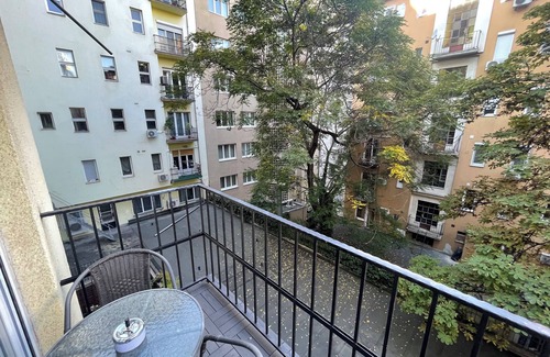 Inner City Budapest Appartement | Spacious 4-bedroom apartment with WiFi, AC in the Heart of Budapest