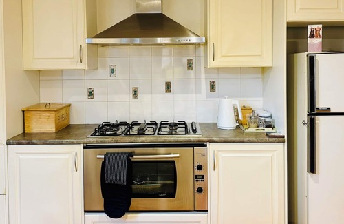 Craigieburn Maison | Spacious 4-bedroom house with WiFi and AC in tranquil Craigieburn.