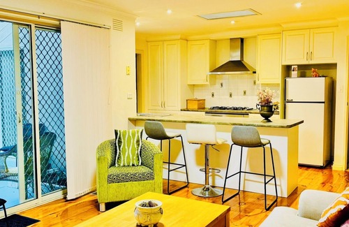 Craigieburn Maison | Spacious 4-bedroom house with WiFi and AC in tranquil Craigieburn.
