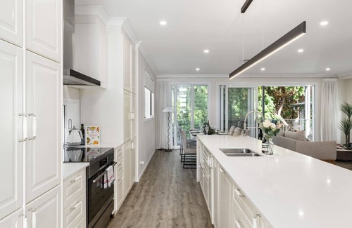 Bardon Maison | Spacious 4-Bedroom Bardon Retreat Across 2 Levels