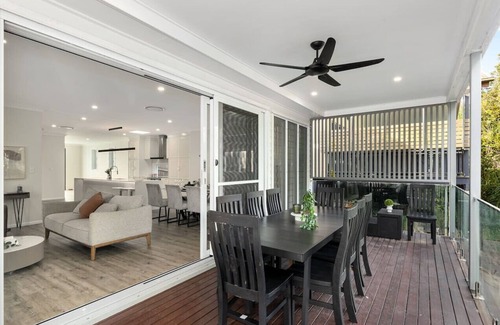 Bardon Maison | Spacious 4-Bedroom Bardon Retreat Across 2 Levels