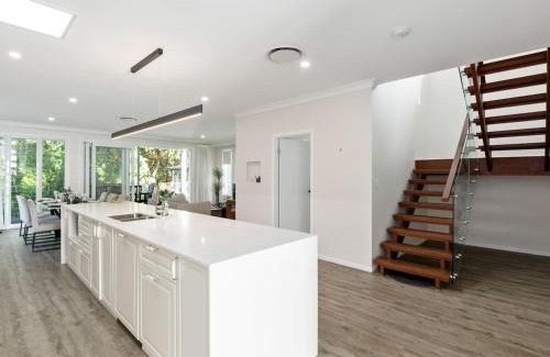 Bardon Maison | Spacious 4-Bedroom Bardon Retreat Across 2 Levels