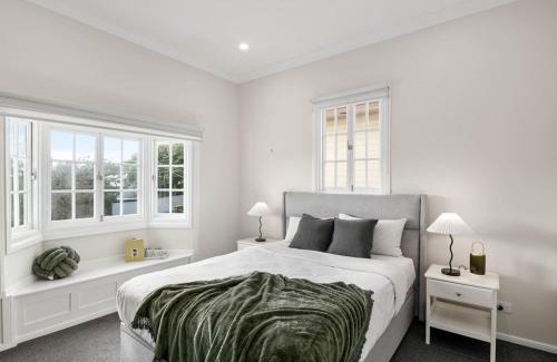 Bardon Maison | Spacious 4-Bedroom Bardon Retreat Across 2 Levels