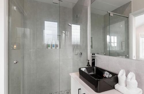 Bardon Maison | Spacious 4-Bedroom Bardon Retreat Across 2 Levels