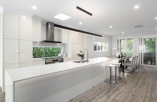 Bardon Maison | Spacious 4-Bedroom Bardon Retreat Across 2 Levels