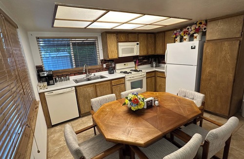 Paradise Maison | Spacious 4-bedroom family house with private pool, ten minutes from the strip.