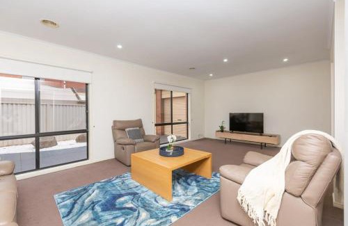 Tarneit Maison | Spacious 4-Bedroom Family Retreat with Pool at Tarneit