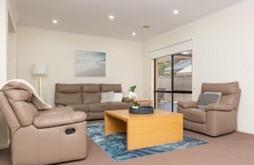 Tarneit Maison | Spacious 4-Bedroom Family Retreat with Pool at Tarneit