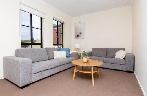 Tarneit Maison | Spacious 4-Bedroom Family Retreat with Pool at Tarneit