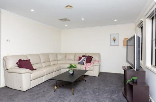 Tarneit Maison | Spacious 4-Bedroom Family Retreat with Pool at Tarneit