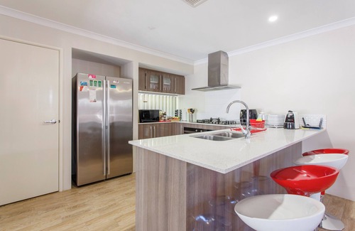 Bassendean Maison | Spacious 4-bedroom house with WiFi, AC in marvelous Bassendean.
