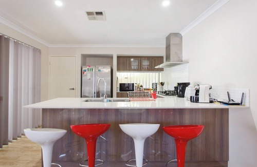 Bassendean Maison | Spacious 4-bedroom house with WiFi, AC in marvelous Bassendean.