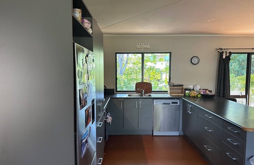 Whangapoua Maison | Spacious 4-bedroom house in terrific Whangapoua with WiFi