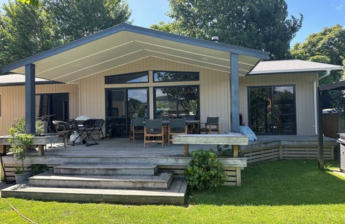 Whangapoua Maison | Spacious 4-bedroom house in terrific Whangapoua with WiFi