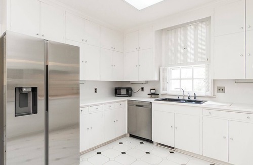 Burlington Maison | Spacious 4-bedroom house on Golf Course in charming Burlington.