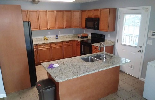 Doraville Maison | Spacious 4-bedroom house in cool Doraville with AC