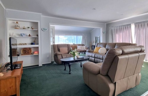 Pakuranga Heights Maison | Spacious 4 - Bedroom Home With Free Parking