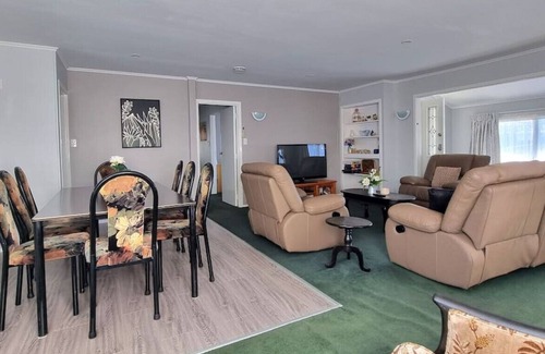 Pakuranga Heights Maison | Spacious 4 - Bedroom Home With Free Parking