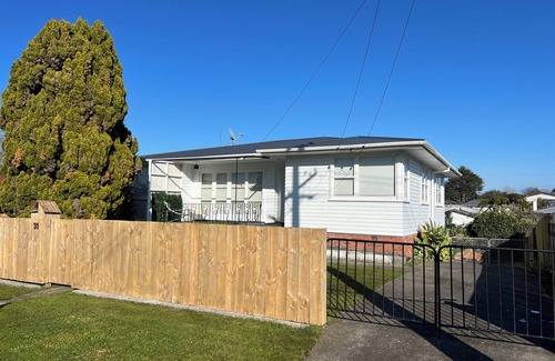 Manurewa Maison | Spacious 4 bedroom House in Manukau