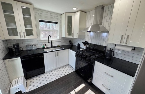 Manoa Maison | Spacious 4-bedroom house dual primary suites, updated, pets and kids friendly!