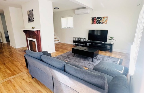 Lynbrook Maison | Spacious 4-bedroom house in lovely Lynbrook with WiFi, AC free parking