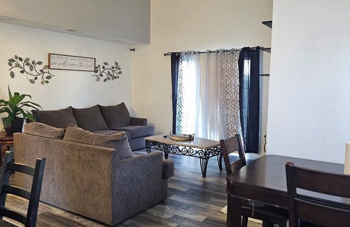 Stockton Maison | Spacious 4-bedroom house with AC, WiFi in enjoyable Stockton