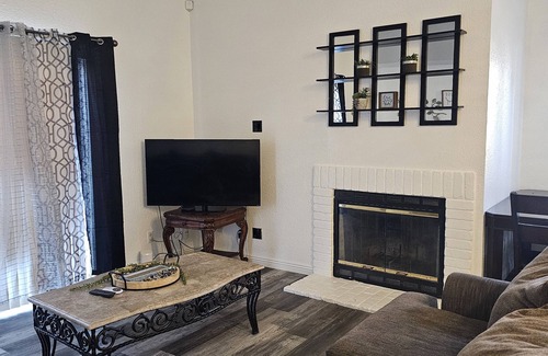 Stockton Maison | Spacious 4-bedroom house with AC, WiFi in enjoyable Stockton