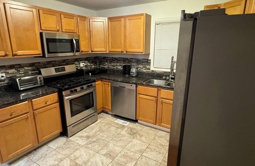Calumet Heights Maison | Spacious 4-bedroom house in fabulous Chicago Back Yard Pond, and Theatre