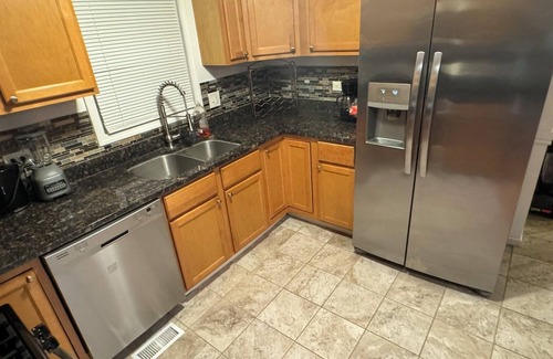 Calumet Heights Maison | Spacious 4-bedroom house in fabulous Chicago Back Yard Pond, and Theatre