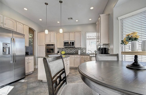 Greenfield Lakes Maison | Spacious 4-bedroom house in marvelous Gilbert!