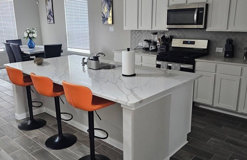 Southeast Houston Maison | Spacious 4-bedroom house in amazing Houston with WiFi, AC