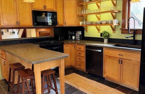 Colden Maison | Spacious 4-bedroom house with outdoor entertainment spaces in charming Colden