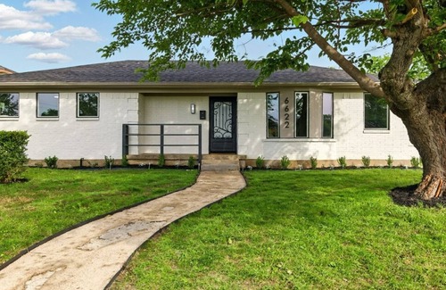 Buckner Terrace - Everglade Park Maison | Spacious 4-bedroom house in charming Dallas with AC, WiFi