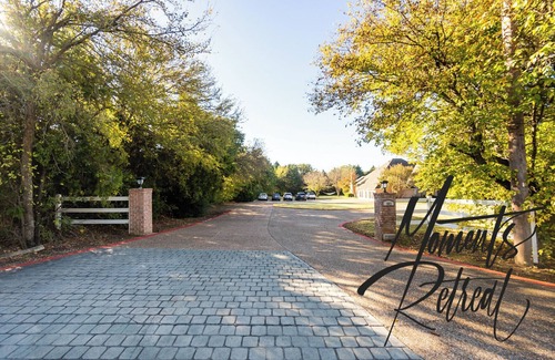 Lake Dallas Maison | Spacious 4-bedroom house on 3 Acres in fabulous Lake Dallas with AC & WiFi