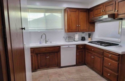 Downey Maison | Spacious 4-bedroom house in tranquil Downey with AC