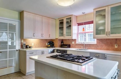 Euclid Maison | Spacious 4-bedroom house with WiFi and AC in peaceful Euclid