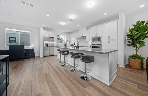 Irvine Business Complex Maison | Spacious 4-bedroom house in lovely Irvine with WiFi, AC