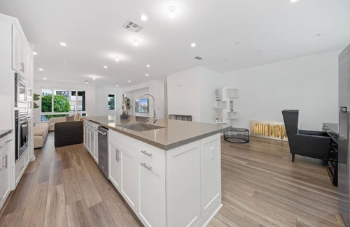 Irvine Business Complex Maison | Spacious 4-bedroom house in lovely Irvine with WiFi, AC