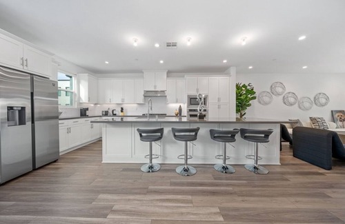 Irvine Business Complex Maison | Spacious 4-bedroom house in lovely Irvine with WiFi, AC