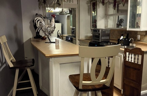 Omaha Maison | Spacious 4 bedroom house with WiFi, fitness room in brilliant Omaha.