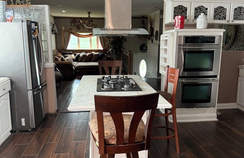 Omaha Maison | Spacious 4 bedroom house with WiFi, fitness room in brilliant Omaha.