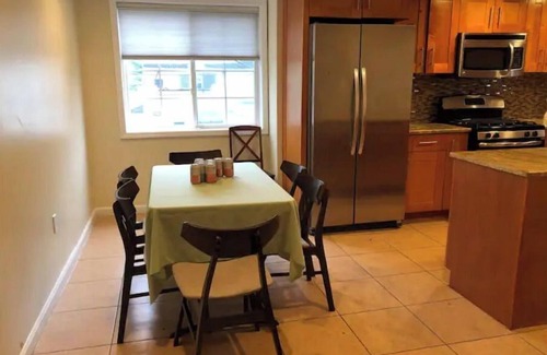 Forest Hills Gardens Maison | Spacious 4 Bedroom House with Parking, near local hospitals and stadiums
